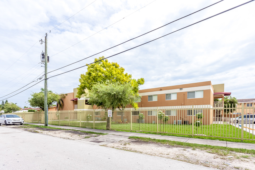 Phoenix Manor in Miami, FL - Building Photo