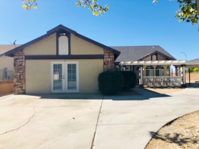 property at 511 E Ivesbrook St