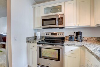 560 NE 63rd St-Unit -3 in Miami, FL - Building Photo - Building Photo