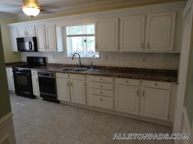 57 Riverdale St, Unit 1 in Boston, MA - Foto de edificio - Building Photo