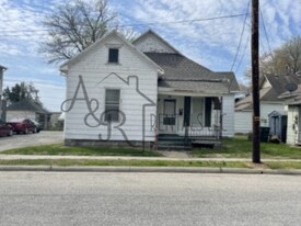 304 E 7th St in Pittsburg, KS - Building Photo