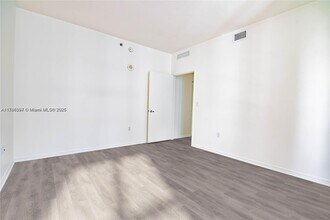 950 Brickell Bay Dr, Unit 703 in Miami, FL - Building Photo - Building Photo