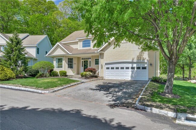 107 Governor Trumbull Way in Trumbull, CT - Building Photo - Building Photo