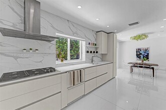 5055 N Bay Rd in Miami Beach, FL - Building Photo - Building Photo