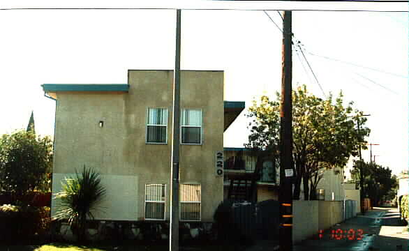 220 E 57th St in Long Beach, CA - Building Photo