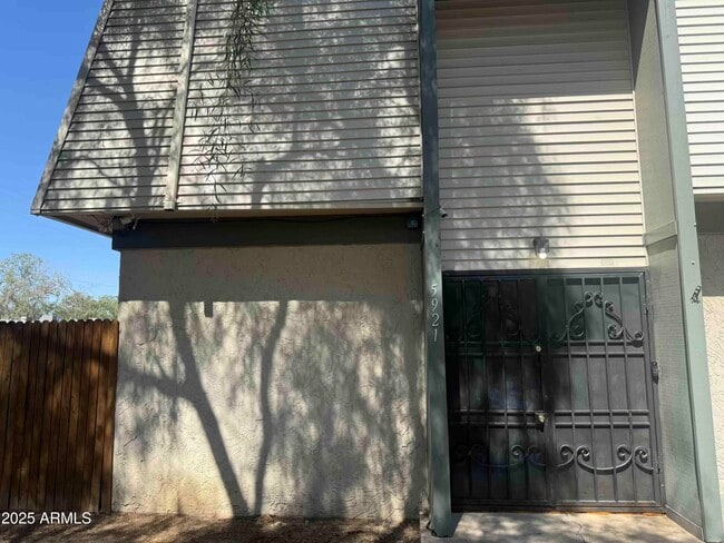 5921 W Golden Ln in Glendale, AZ - Building Photo - Building Photo