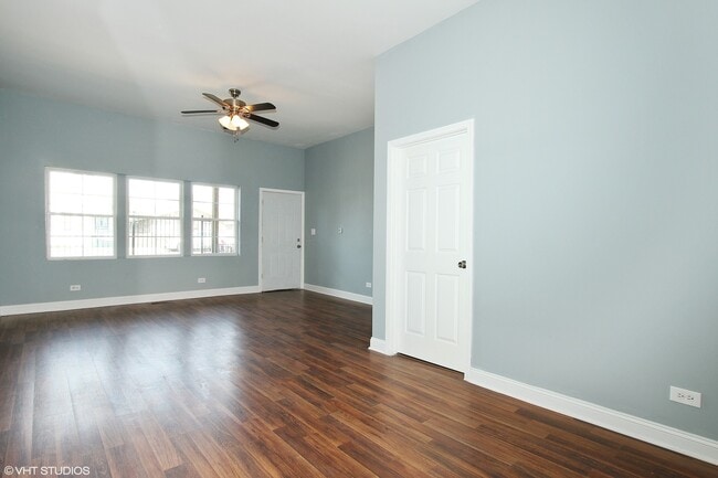 9011 S Brandon Ave in Chicago, IL - Building Photo - Building Photo