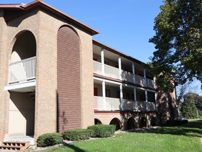 Sandhurst in Lansing, MI - Foto de edificio - Building Photo