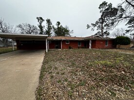 1241 N Wildwood Dr in Stephenville, TX - Building Photo
