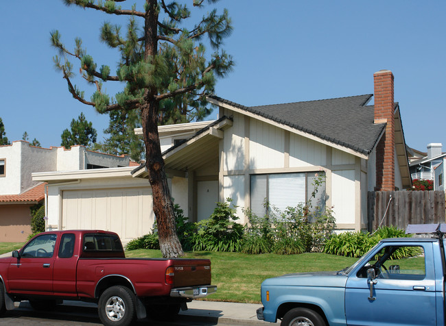 Harbor Bluffs Apartments in Huntington Beach, CA - Building Photo - Building Photo