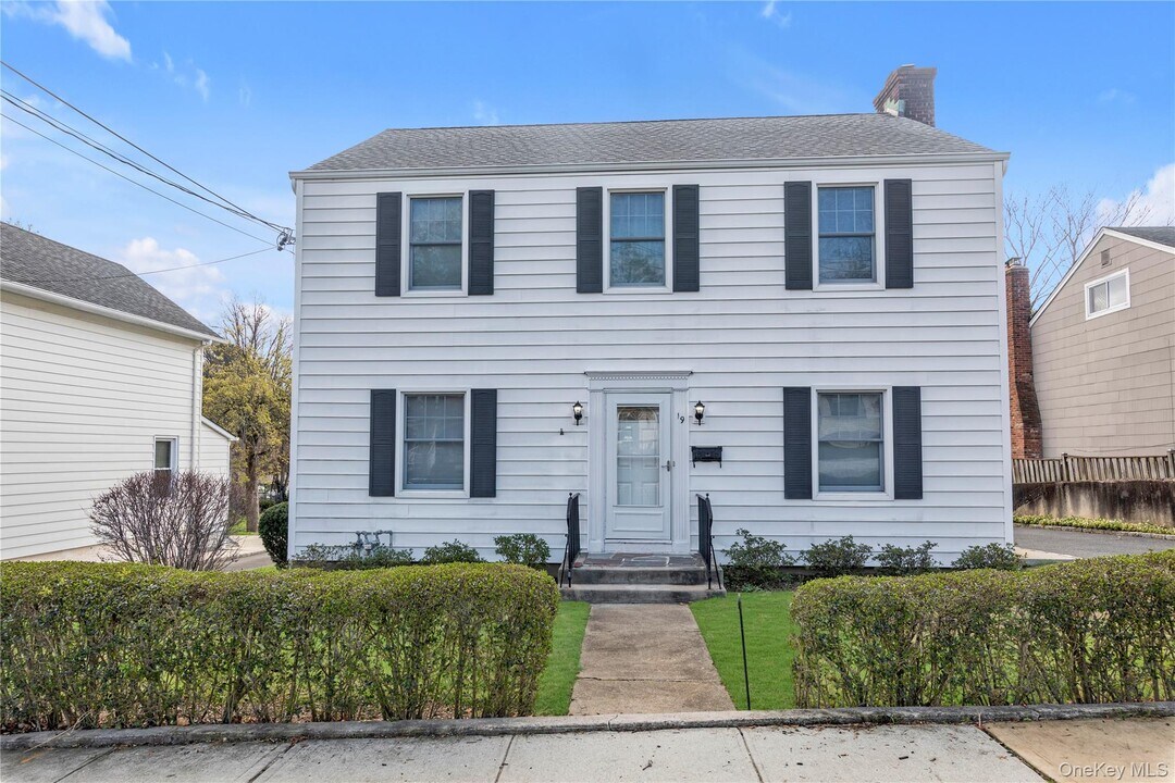 19 Anstice St in Oyster Bay, NY - Building Photo