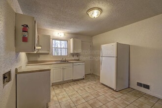 2223 Davis Rd SW in Stone Mountain, GA - Foto de edificio - Building Photo