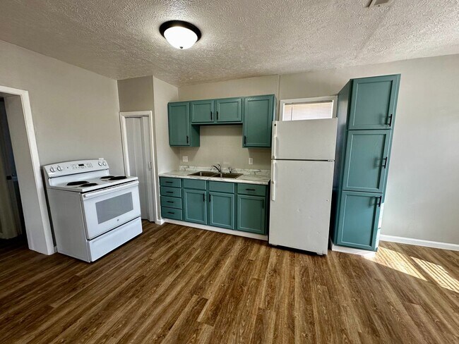 317 Sunnyside Ave in Dodge City, KS - Building Photo - Building Photo