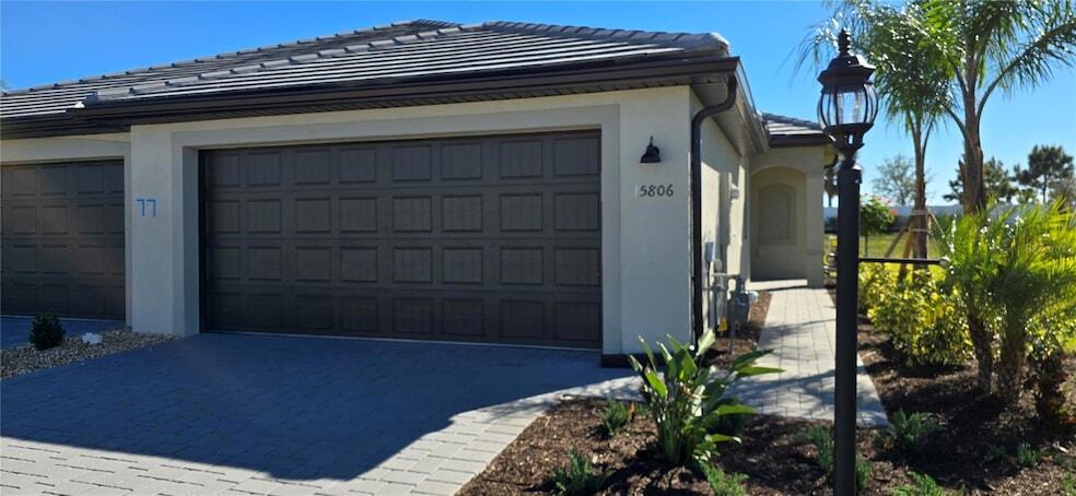 15806 Sunny Day Dr, Unit 802 in Bradenton, FL - Building Photo