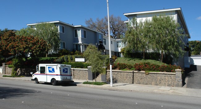 1636 Huntington Dr in South Pasadena, CA - Foto de edificio - Building Photo