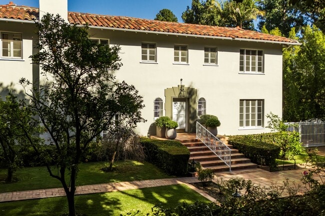 property at 1004 N Beverly Dr