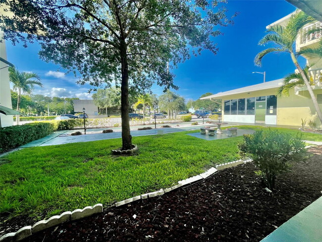 1350 E Sample Rd in Pompano Beach, FL - Building Photo - Building Photo