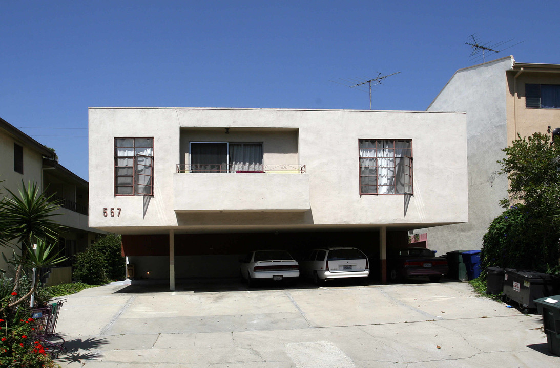 557 N Sweetzer Ave in West Hollywood, CA - Foto de edificio