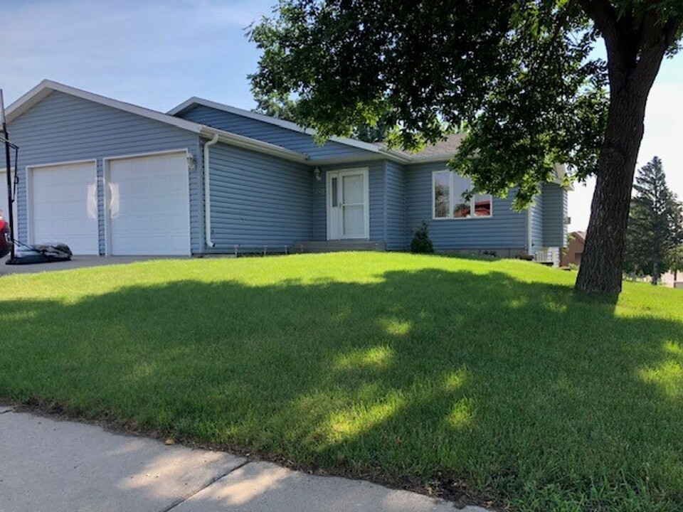 501 N 33rd St in Bismarck, ND - Building Photo