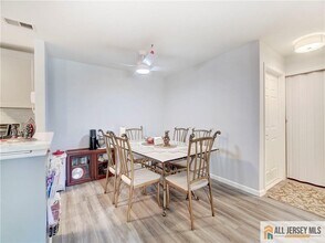 285 Cozzens Ct in East Brunswick, NJ - Building Photo - Building Photo