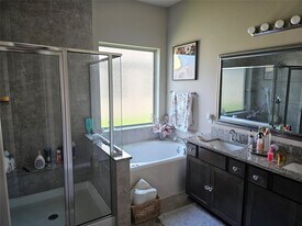 8411 Hunters Cliff Dr in Baytown, TX - Building Photo