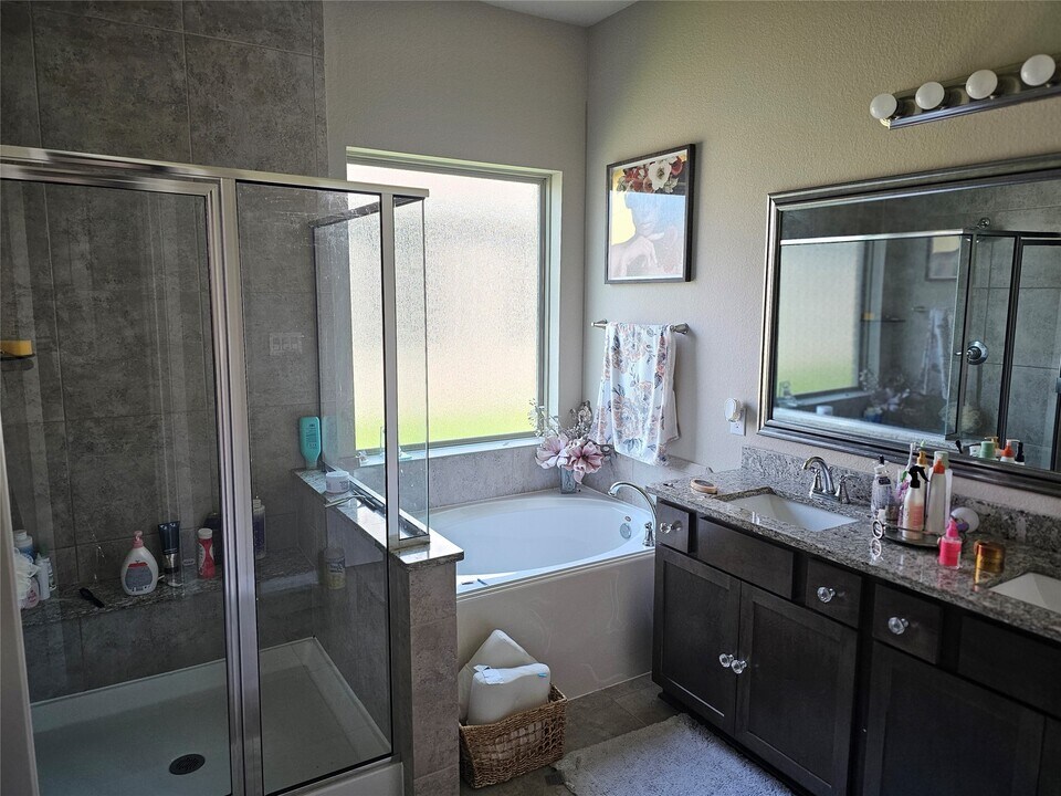 8411 Hunters Cliff Dr in Baytown, TX - Foto de edificio