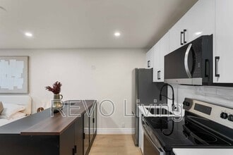 7800 Lundy's Ln in Niagara-On-The-Lake, ON - Building Photo - Building Photo