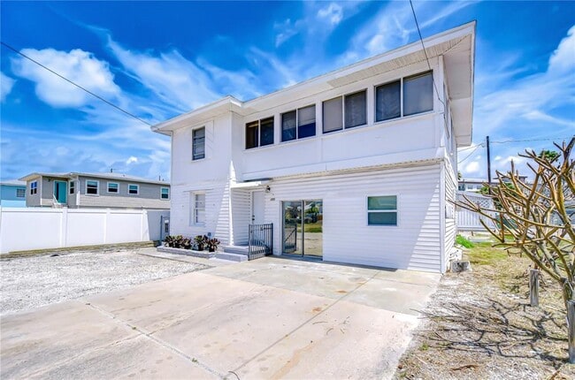 150 E Madeira Ave in Madeira Beach, FL - Building Photo - Building Photo