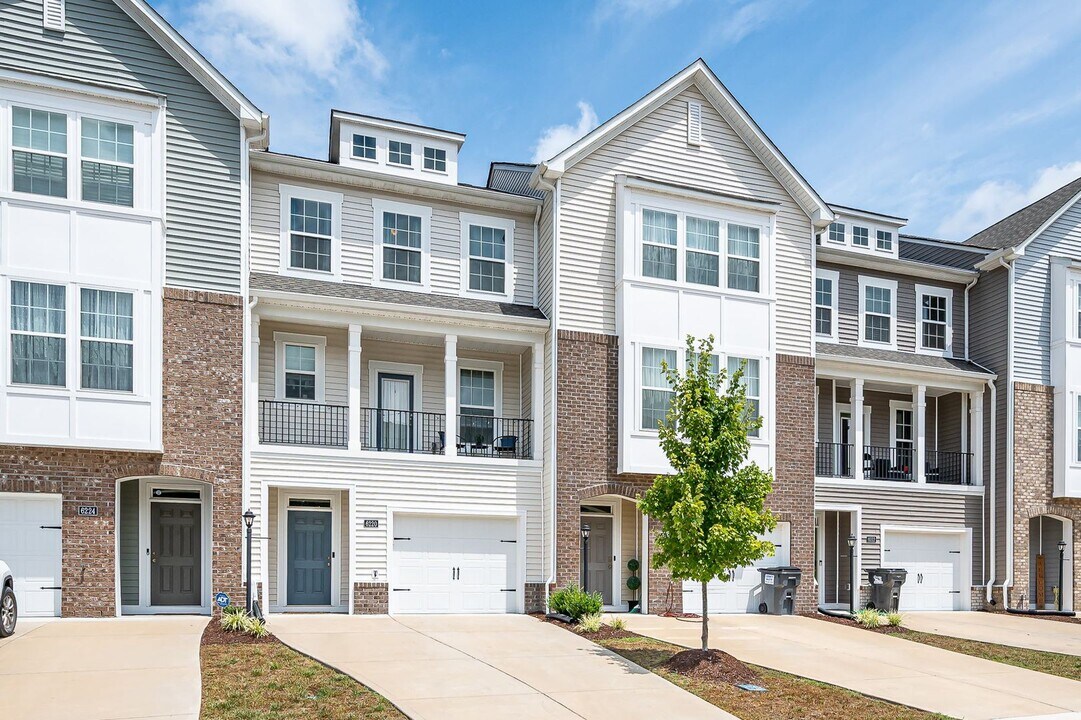 6220 W Stonepath Garden Dr in Chester, VA - Building Photo