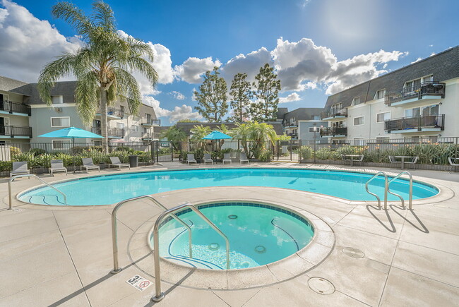 Fairhaven in Santa Ana, CA - Foto de edificio - Building Photo