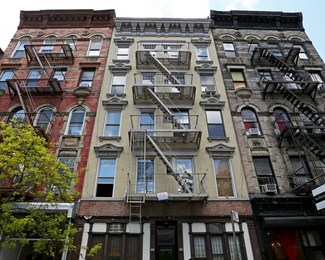 221 Mott St in New York, NY - Foto de edificio - Building Photo