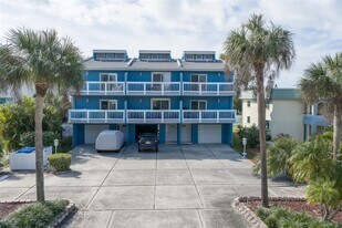 11820 Capri Cir S in Treasure Island, FL - Building Photo