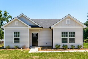 109 McLean St in Mount Holly, NC - Building Photo