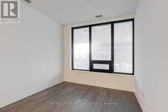 4015 The Exchange in Mississauga, ON - Building Photo - Building Photo