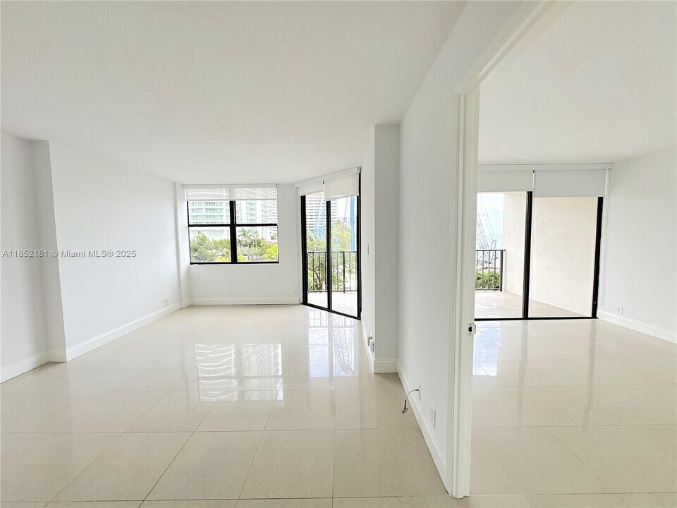 1865 Brickell Ave in Miami, FL - Building Photo