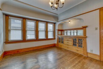 5113 W Wisconsin Ave in Milwaukee, WI - Building Photo - Building Photo