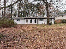 1055 Pinecrest Dr in Forest Park, GA - Building Photo