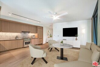 8420 W Sunset Blvd in West Hollywood, CA - Building Photo - Building Photo