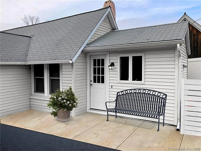 22 Greenwood Ave in Darien, CT - Building Photo - Building Photo