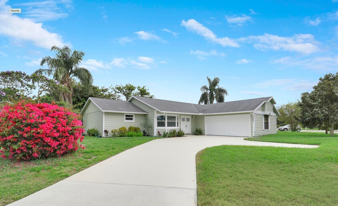 7843 SE Lexington Ave in Hobe Sound, FL - Building Photo