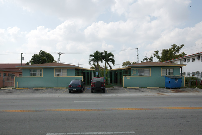 182 W 9th St in Hialeah, FL - Foto de edificio - Building Photo