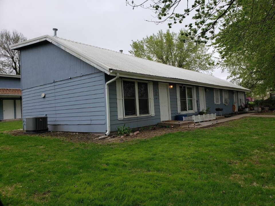 810 Howard St in Effingham, KS - Building Photo