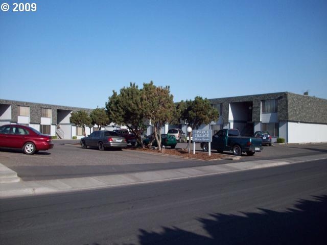 Spruce Village Apartments in Hermiston, OR - Foto de edificio