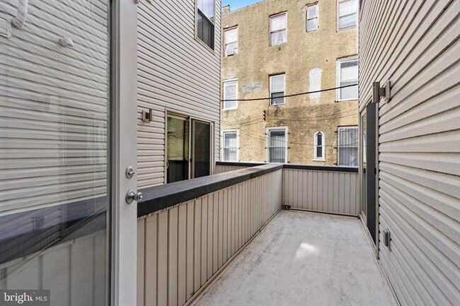 902 N 16th St in Philadelphia, PA - Building Photo - Building Photo