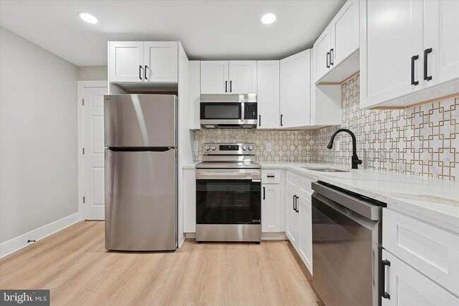 property at 417 W Elm St