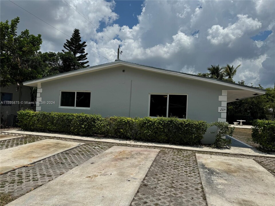 205 NW 17th St, Unit 1-2 in Fort Lauderdale, FL - Building Photo