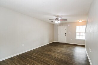 1918 Eastway Dr in Dallas, NC - Building Photo - Building Photo