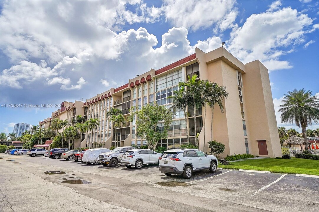2001 Atlantic Shores Blvd in Hallandale Beach, FL - Building Photo
