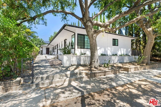 2007 E Villa St in Pasadena, CA - Foto de edificio - Building Photo