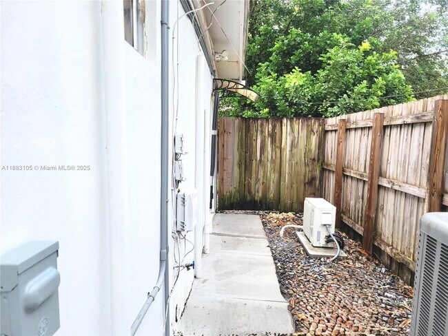 6730 Charleston St-Unit -B-2 in Hollywood, FL - Building Photo - Building Photo